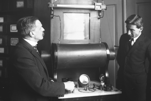 Tadeusz Kazimierz Estreicher w laboratorium, 1928, NAC, domena publiczna