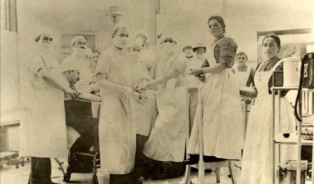Mikulicz w sali operacyjnej Uniwersytetu Wrocławskiego (1899), domena publiczna