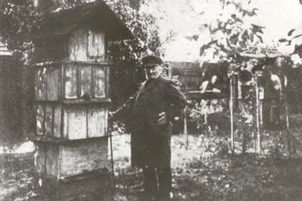 Jan Dzierżon w pasiecie w Łowkowicach, 1901 r., domena publiczna