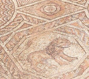 Fragment mozaiki pochodzącej z Jiyyeh, eksponowanej dziś w ogrodzie pałacu w Beiteddine, lic. GNU FD, 2009